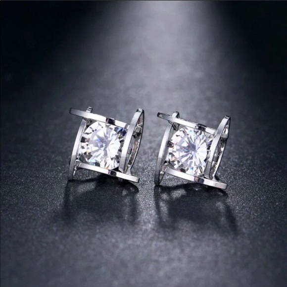 💎NEW 3D Silver Cage Diamond Stud Earrings - Picture 7 of 7